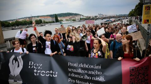 Na Palackého náměstí v centru Prahy se ve čtvrtek odpoledne sešlo asi 500 lidí na Pochodu proti bagatelizaci sexualizovaného a domácího násilí.