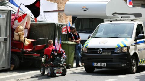 Vedle kempu dezinformátorů postavili občané petiční stánek na podporu západních hodnot.