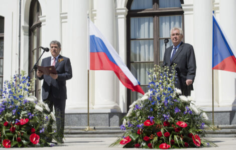 Prezident Miloš Zeman (vpravo) a ruský velvyslanec Alexander Zmejevskij během recepce na ruském velvyslanectví při příležitosti výročí konce druhé světové války.