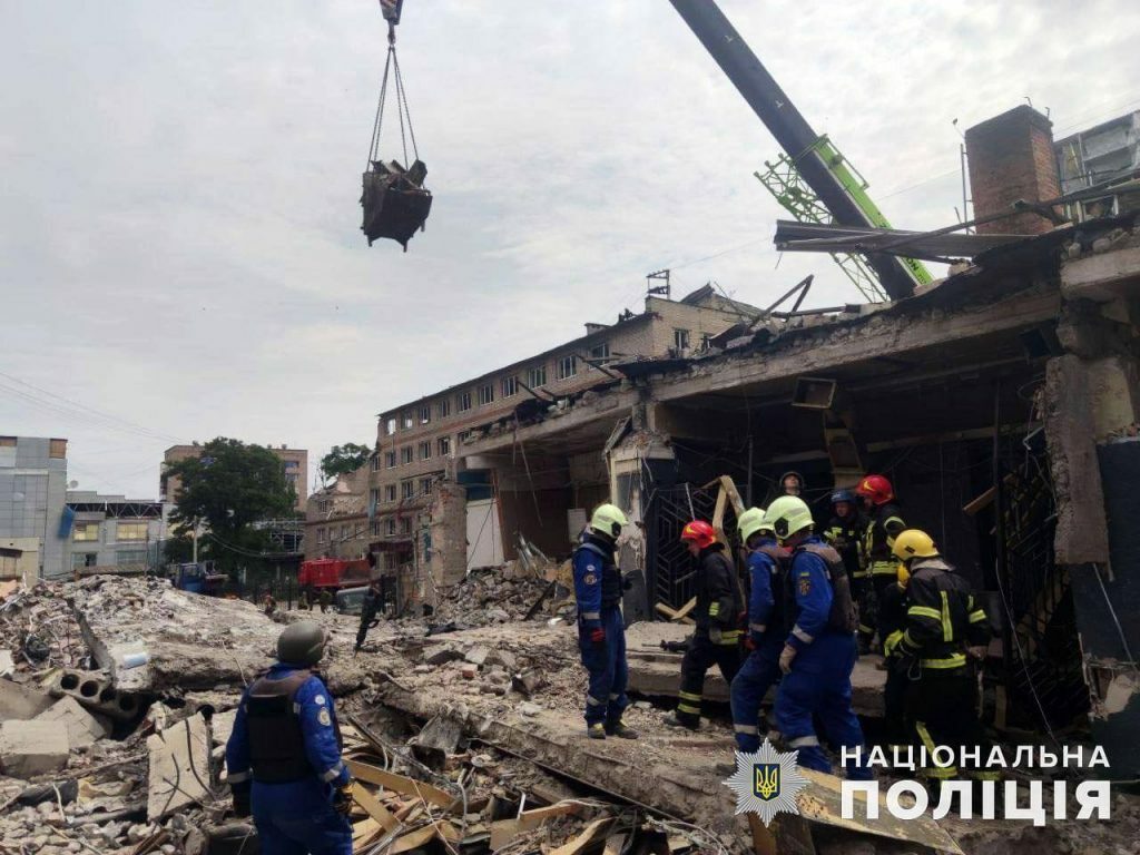 Záchranné práce po ruském bombardování restaurace v Kramatorsku.