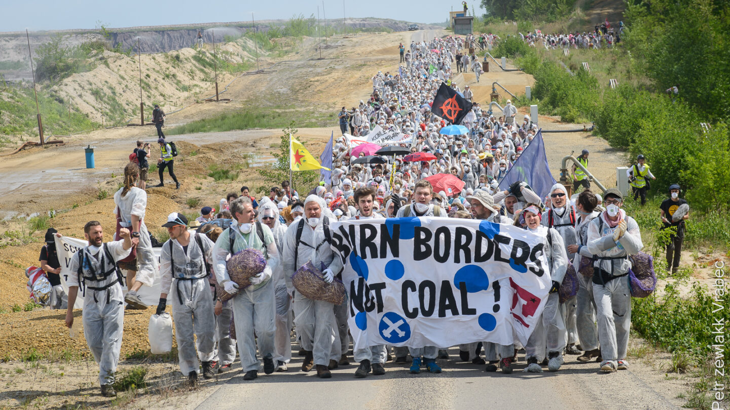 Aktivisté včera sešli do dolu a zablokovali jej. Protesty se chystají i na dnešek