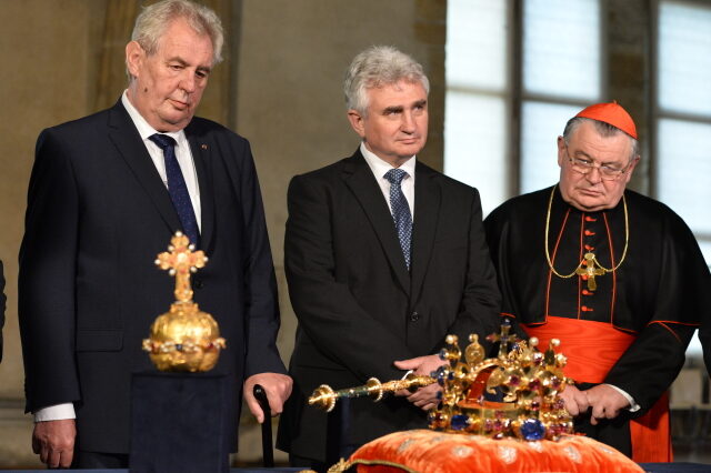 Prezident Miloš Zeman, předseda Senátu Milan Štěch a pražský arcibiskup Dominik Duka při odemykání komory s českými korunovačními klenoty ve svatovítské katedrále.