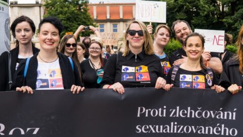 Advokátka Lucie Hrdá je zakladatelkou iniciativy Bez trestu, která se dlouhodobě snaží zlepšit povědomí i vzdělání soudců a policistů v oblasti sexualizovaného domácího násilí. 