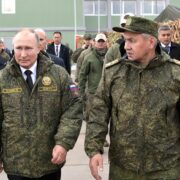 Ruský prezident Vladimir Putin a bývalý ministr obrany Sergej Šojgu