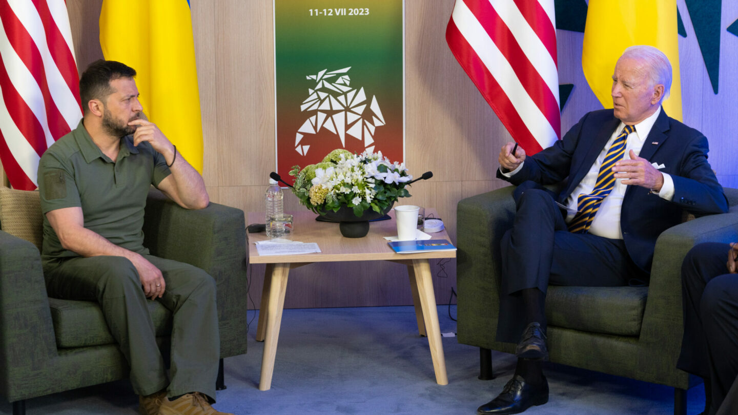 Prezidenti Biden a Zelenskyj během jednání na summitu NATO ve Vilniusu. Ilustrační foto