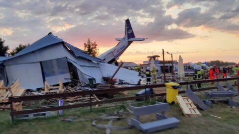 Cessna narazila do hangáru s lidmi v Polsku.