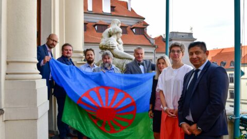 Ke dni romského holokaustu byla na pražském magistrátu vyvěšena romská vlajka