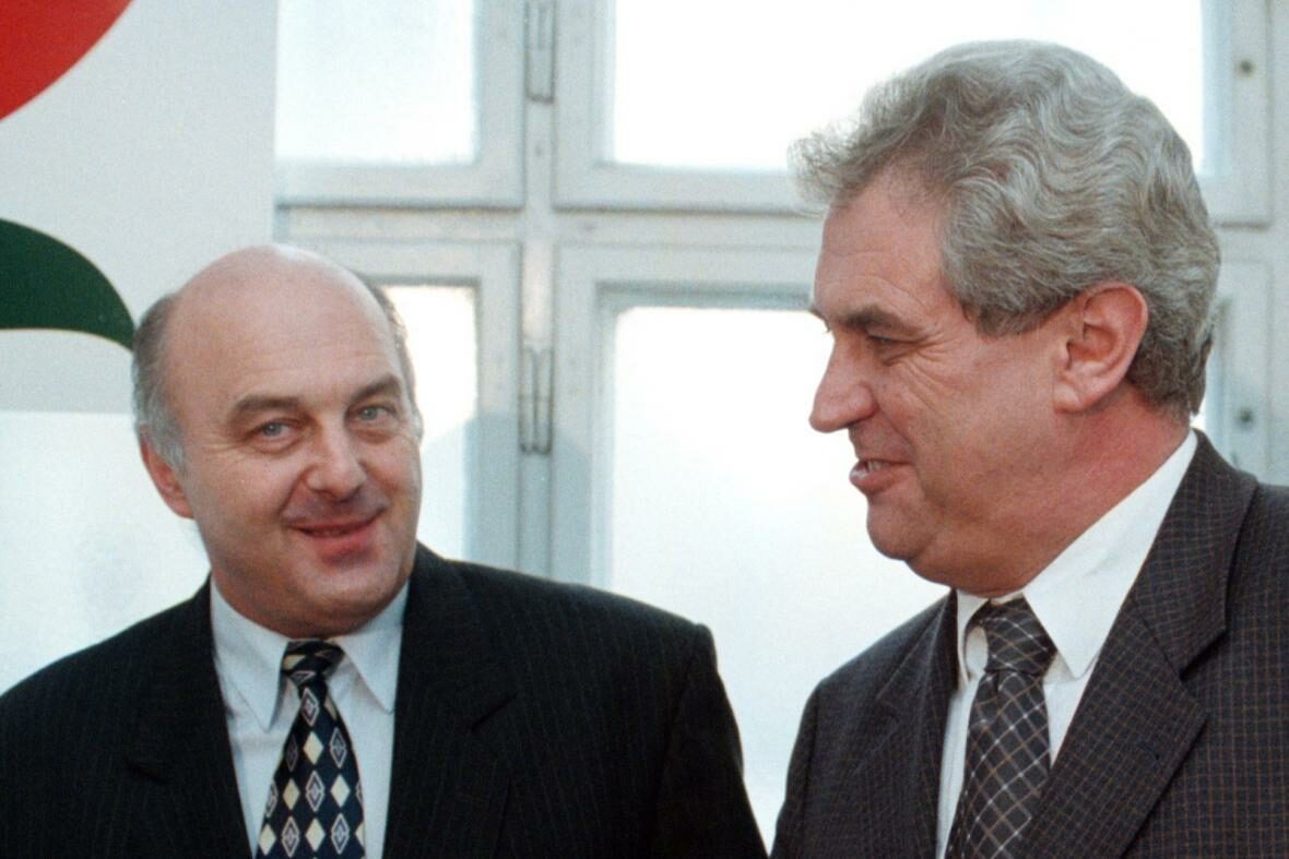 Aktéry smlouvy ČSSD s advokátem Zdeňkem Altnerem a jeho dvěma společníky byli v roce 1997 tehdejší předseda ČSSD Miloš Zeman (vpravo) a místopředseda strany Ivo Svoboda (vlevo), který údajně Altnerovy služby zprostředkoval.