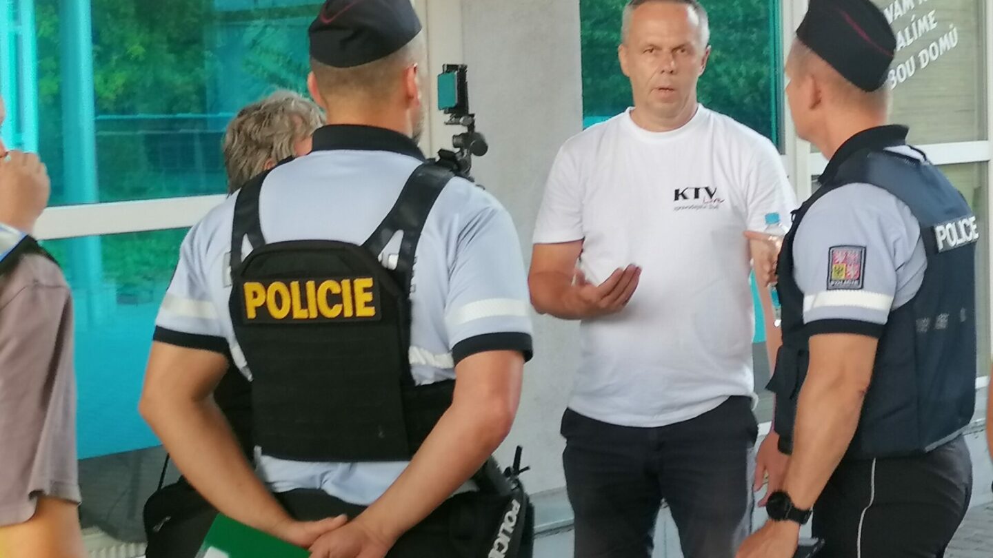 Policisté vysvětlují Ivanu Smetanovi, že jeho odpůrce nevyženou.