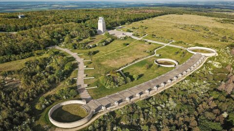 Památník v místě koncentračního tábora Buchenwald se zvonicí a pohřebními trychtýři.