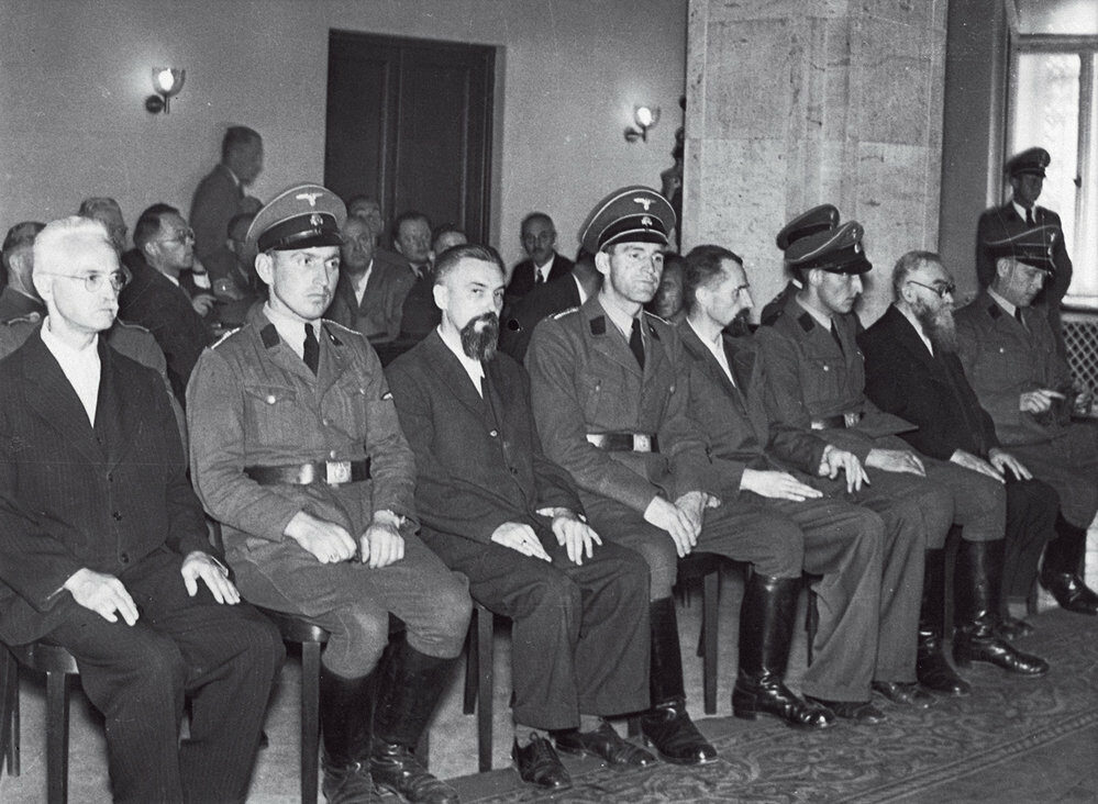 Jan Sonnevend, Václav Čikl, Vladimír Petřek a biskup Gorazd před soudem v Petschkově paláci.