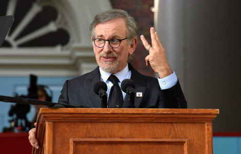 Režisér Steven Spielberg promlouvá k absolventům Harvardské univerzity.