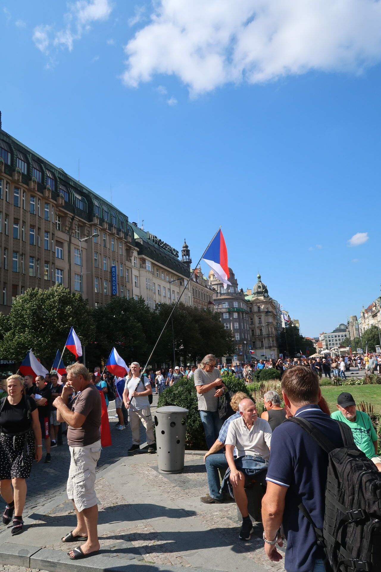 Vlastenec neví, že vlajka má viset obráceně