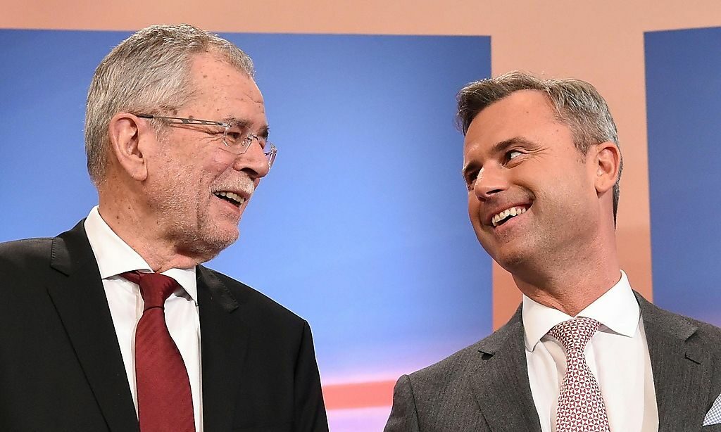 Alexander Van der Bellen (vlevo) a Norbert Hofer (vpravo) představují oba protestní hlas a alternativu proti stranám vládní velké koalice.