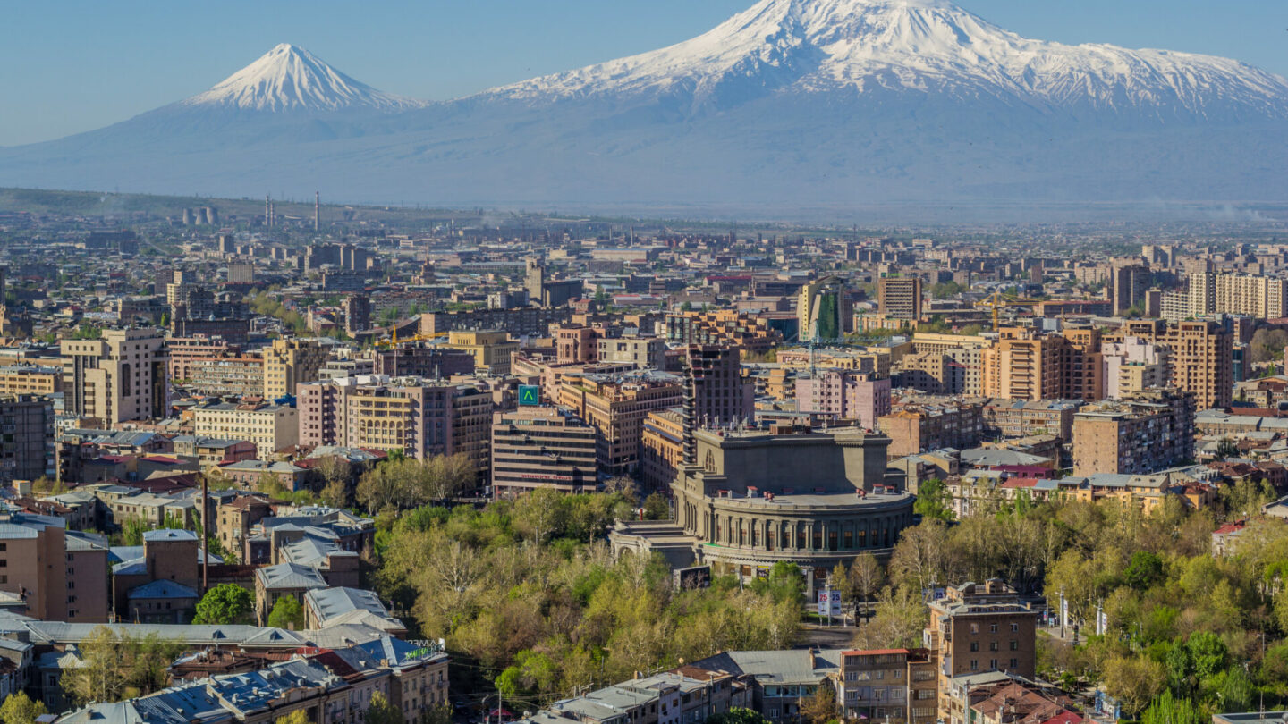 Panorama arménského hlavního města Jerevanu s biblickou horou Ararat v pozadí.