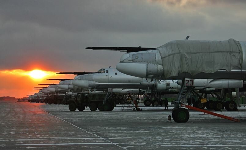 Sestava letounů Tupolev Tu-95MS na letecké základně Engels v Rusku.