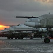 Sestava letounů Tupolev Tu-95MS na letecké základně Engels v Rusku.