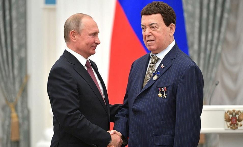 Vladimir Putin a Josif Kobzon na slavnostním předávání cen v Kremlu 27. června 2018 v Moskvě.