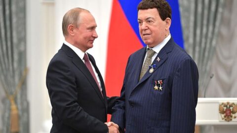 Vladimir Putin a Josif Kobzon na slavnostním předávání cen v Kremlu 27. června 2018 v Moskvě.