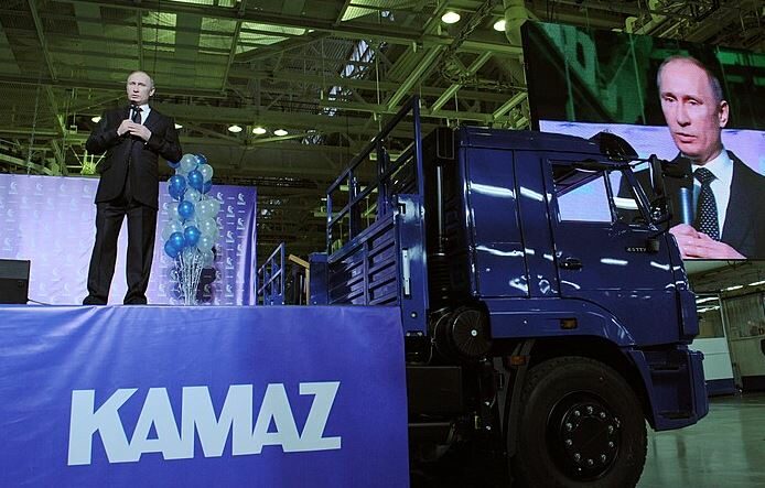 Vladimir Putin v závodě Kamaz.