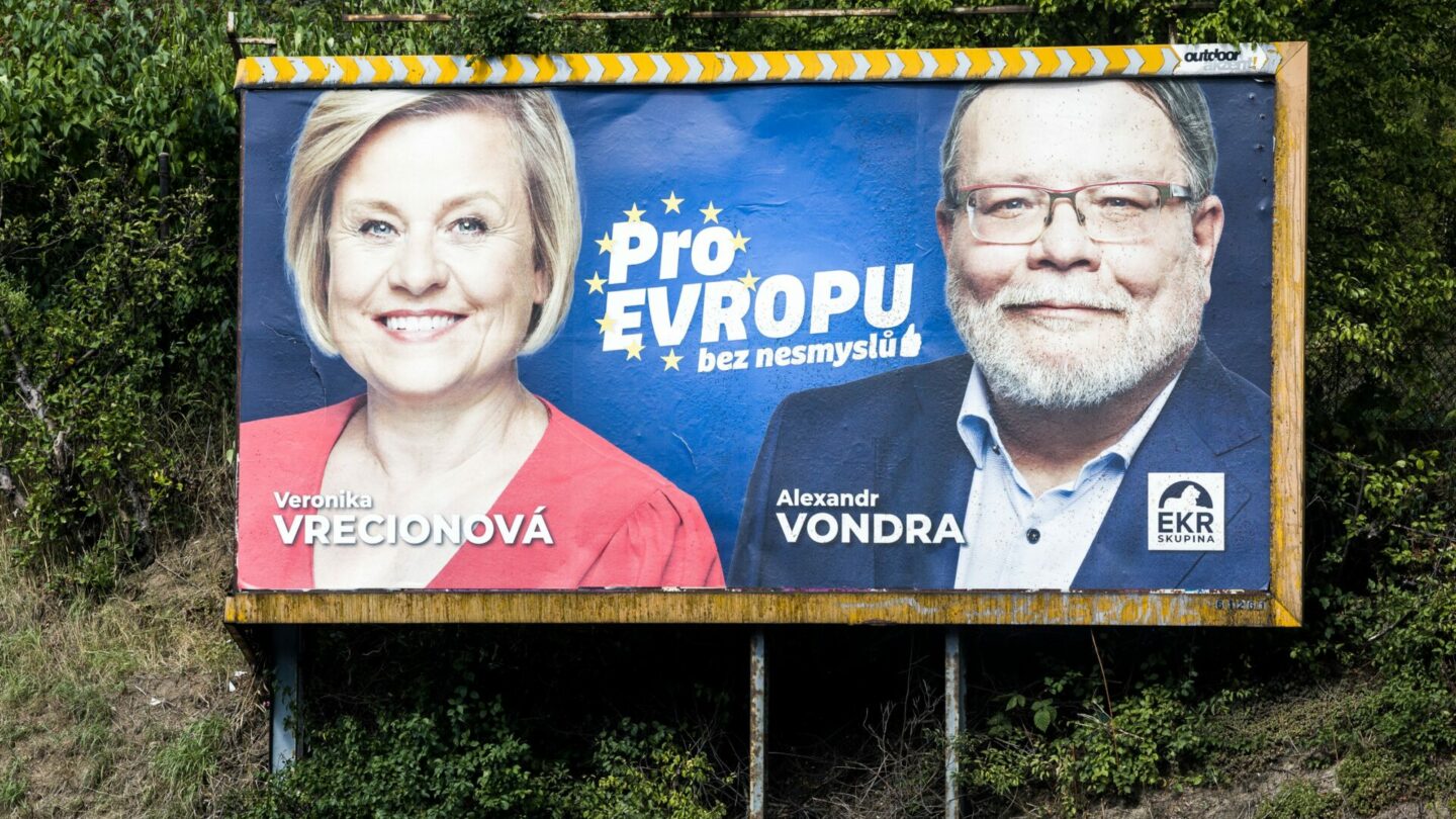 Alexxandr Vondra a Veronika Vrecionová na svém billboardu