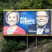 Alexxandr Vondra a Veronika Vrecionová na svém billboardu