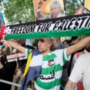 Skotský demonstrant se šátkem "Svoboda pro Palestinu" na londýnské demonstraci solidarity s Palestinci v roce 2018