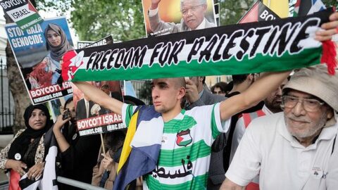 Skotský demonstrant se šátkem "Svoboda pro Palestinu" na londýnské demonstraci solidarity s Palestinci v roce 2018