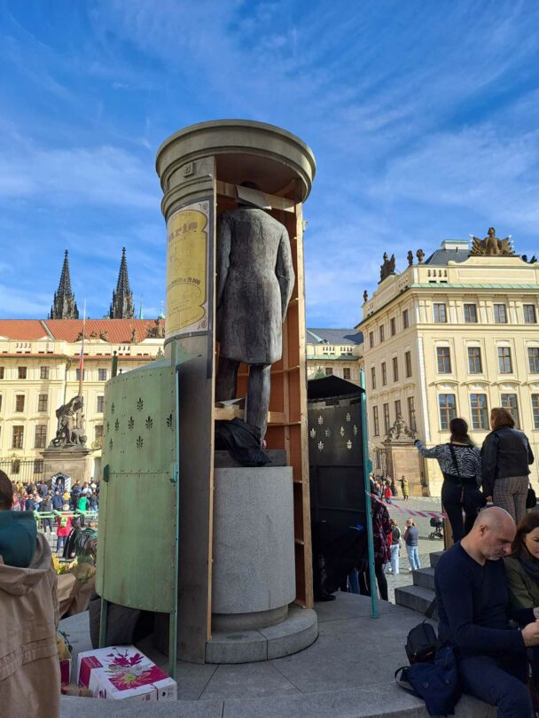 Masarykova socha byla filmaři ukryta do historického reklamního sloupu.