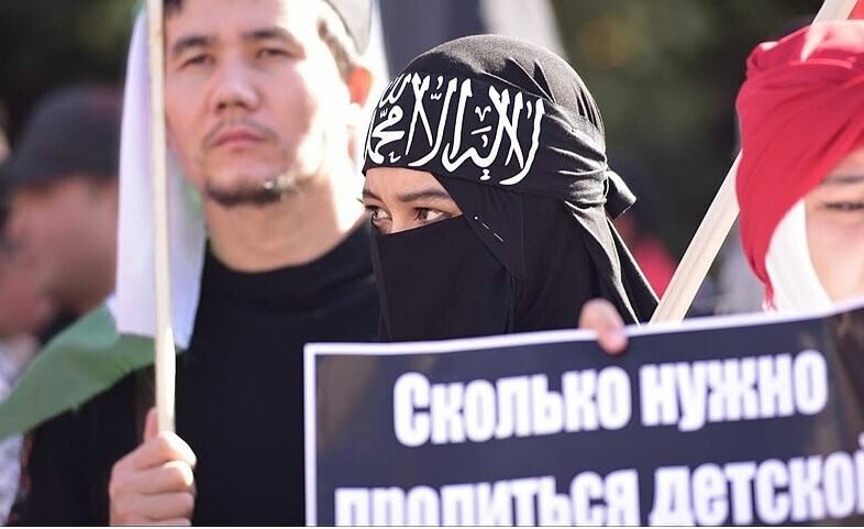 Demonstrace s hesly na podporu Palestinců a proti Izraeli probíhají po celém světě, tato se konala v Kyrgyzstánu 28. října.