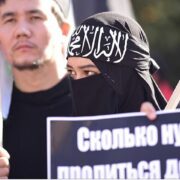 Demonstrace s hesly na podporu Palestinců a proti Izraeli probíhají po celém světě, tato se konala v Kyrgyzstánu 28. října.