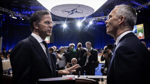 Jens Stoltenberg (vpravo) a Mark Rutte na summitu Aliance ve Vilniusu