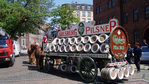 Pivovar Carlsberg prohlásil, že Rusové kradou.