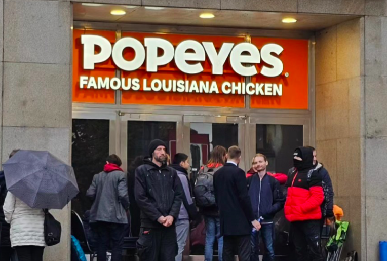 Popeyes a fronta do nově otevřené pobočky