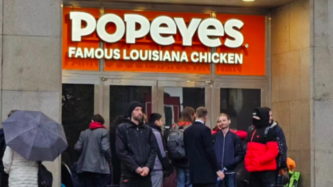 Popeyes a fronta do nově otevřené pobočky