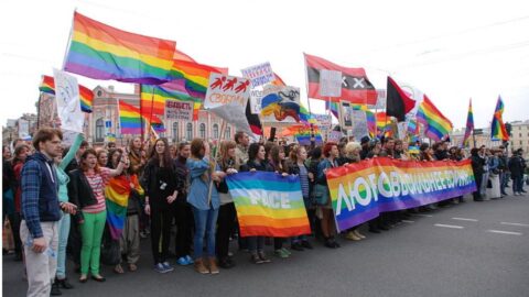 Kolona LGBT demonstrující 1. května v Petrohradě proti válce mezi Ukrajinou a Ruskem v roce 1914.