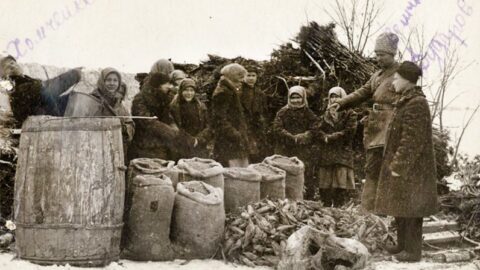 Zabírání plodin rolníkům ve vesnici Novo-Krasne v Oděské oblasti na Ukrajině. Listopad 1932.