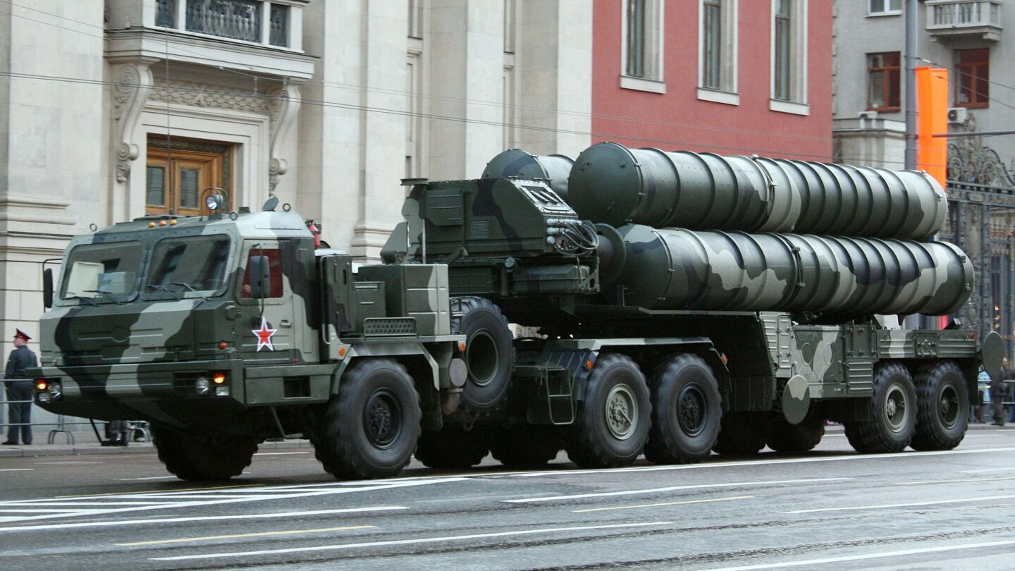 Systém S-400 na přehlídce v roce 2010.