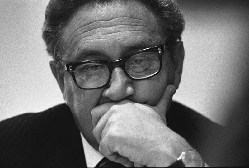 Henry A. Kissinger na zasedání Rady národní bezpečnosti v roce 1975, kde se diskutovalo o situaci v Jižním Vietnamu.