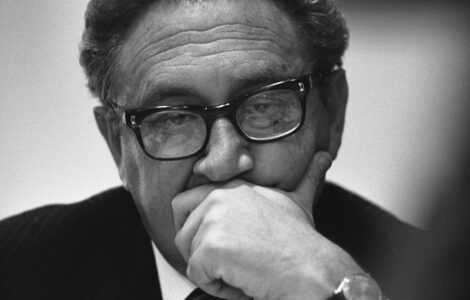 Henry A. Kissinger na zasedání Rady národní bezpečnosti v roce 1975, kde se diskutovalo o situaci v Jižním Vietnamu.