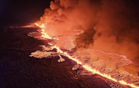 Valící se láva z právě vybuchlé sopky na poloostrově Reykjanes.