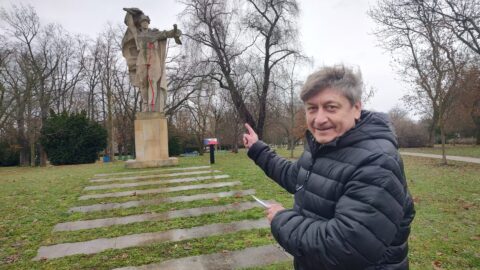 Petr Kvapil z iniciativy požadující odstranění sochy pod názvem Čest a sláva Sovětské armádě z litoměřického parku Jiráskovy sady. Neznámý člověk sochu doplnil o červenou barvu.