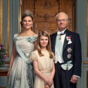 Korunní princezna Victoria, její dcera Estelle a otec král Carl XVI Gustaf