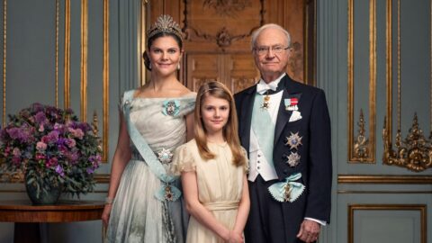 Korunní princezna Victoria, její dcera Estelle a otec král Carl XVI Gustaf