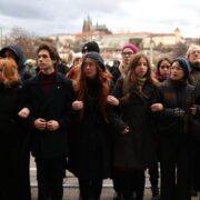 Setkání a pietní průvod nazvaný Přenesení světla, který je první akcí iniciativy Měsíc pro fakultu.