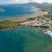 Město Mamoudzou na francouzském ostrově Mayotte v Indickém oceánu.