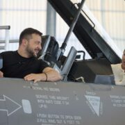 Ukrajinský prezident Volodymyr Zelenskyj a dánská premiérka Mette Frederiksenová v kokpitu amerického letounu F-16.