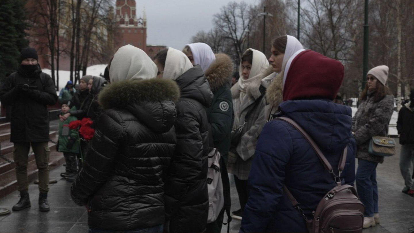 Bílý šátek na hlavě, červený karafiát v ruce a Vztek na Vladimira Putina – poznávací znamení všech manželek, matek a blízkých, kteří se sdružují na kanále Cesta domů.