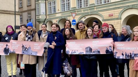 Akce na podporu přijetí Istanbulské úmluvy se zúčastnila vládní zmocněnkyně Klára Šimáčková Laurenčíková a někteří senátoři