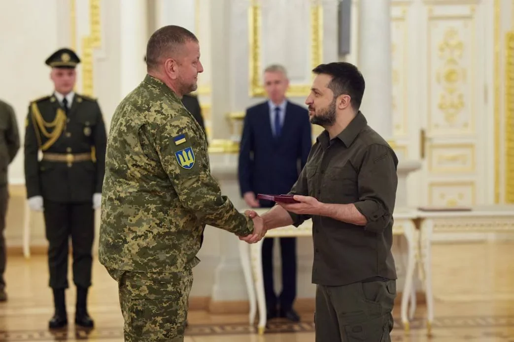 Ukrajinský rezident Volodymyr Zelenskyj a velitel armády Valerij Zalužnyj